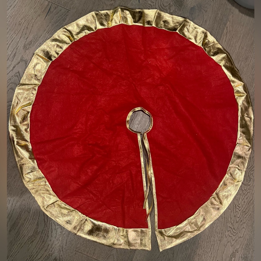 Vintage Red Felt and Metallic Gold Handmade Christmas Tree Skirt - Picture 4 of 5